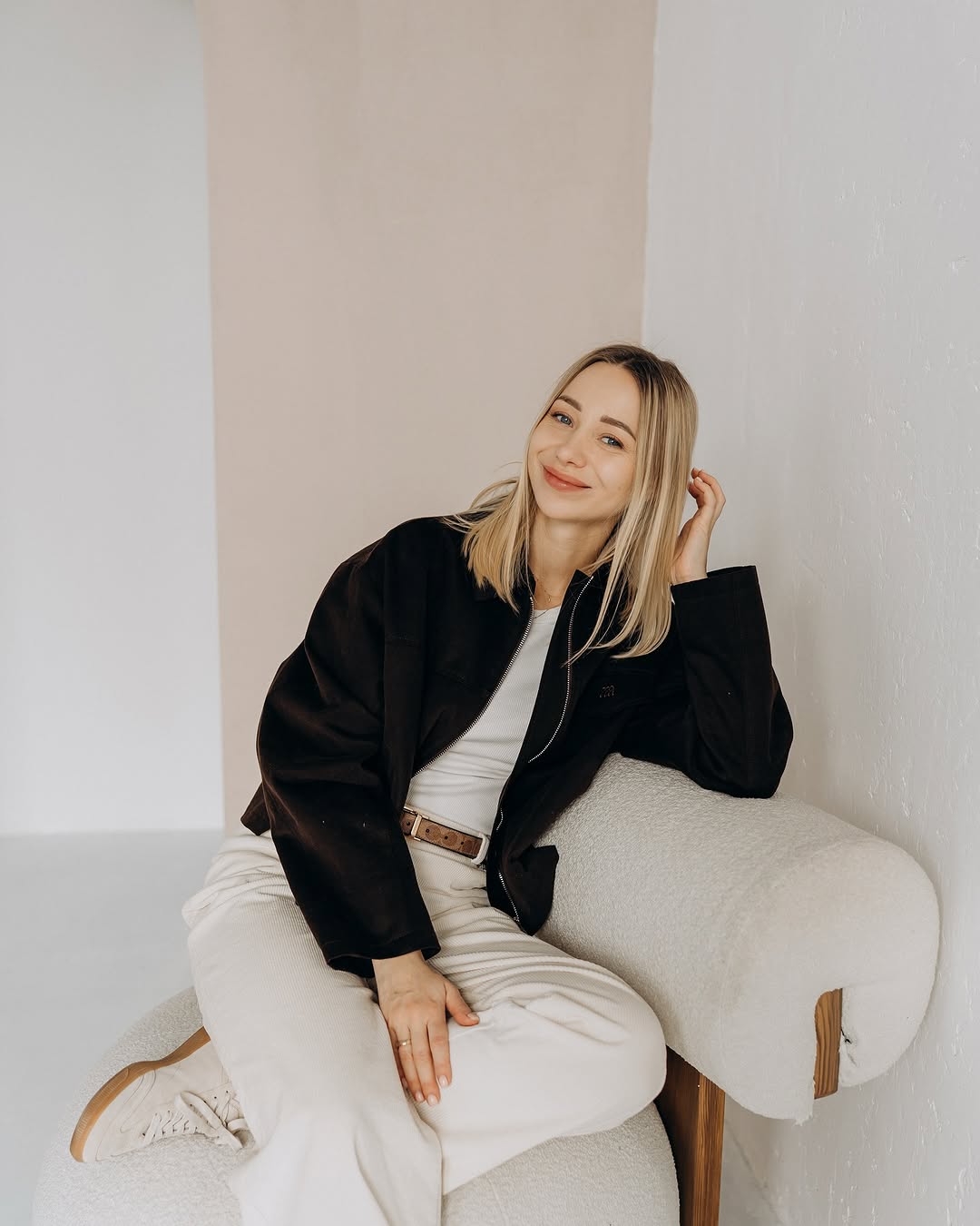 У наймоднішому кольорі весни 2025: дружина Віктора Павліка показала стильний "лук" із джинсами