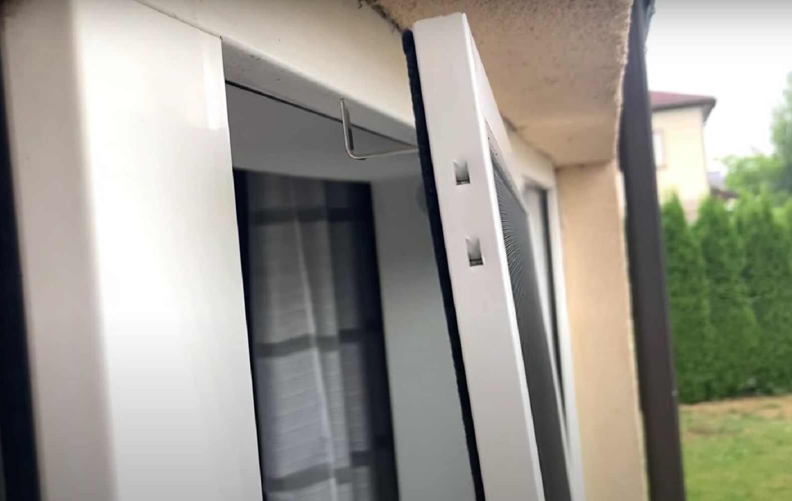 Сезон комах починається: як правильно встановити москітну сітку на будь-яке вікно