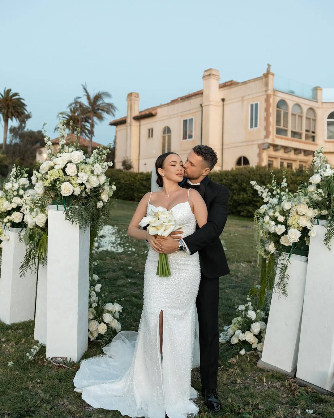 Зірка "Холостяка" вийшла заміж на березі океану: фото і відео розкішного весілля