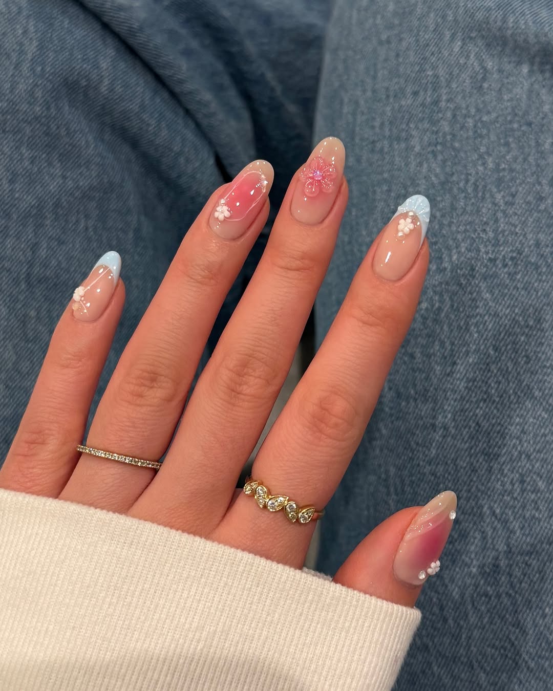 Френч, нігті з аурою і хвилями: стильні ідеї манікюру на травень 2025