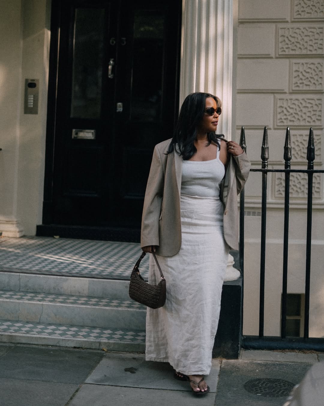 Желейні босоніжки, мюлі та в'єтнамки: як виглядає модне взуття на літо 2025