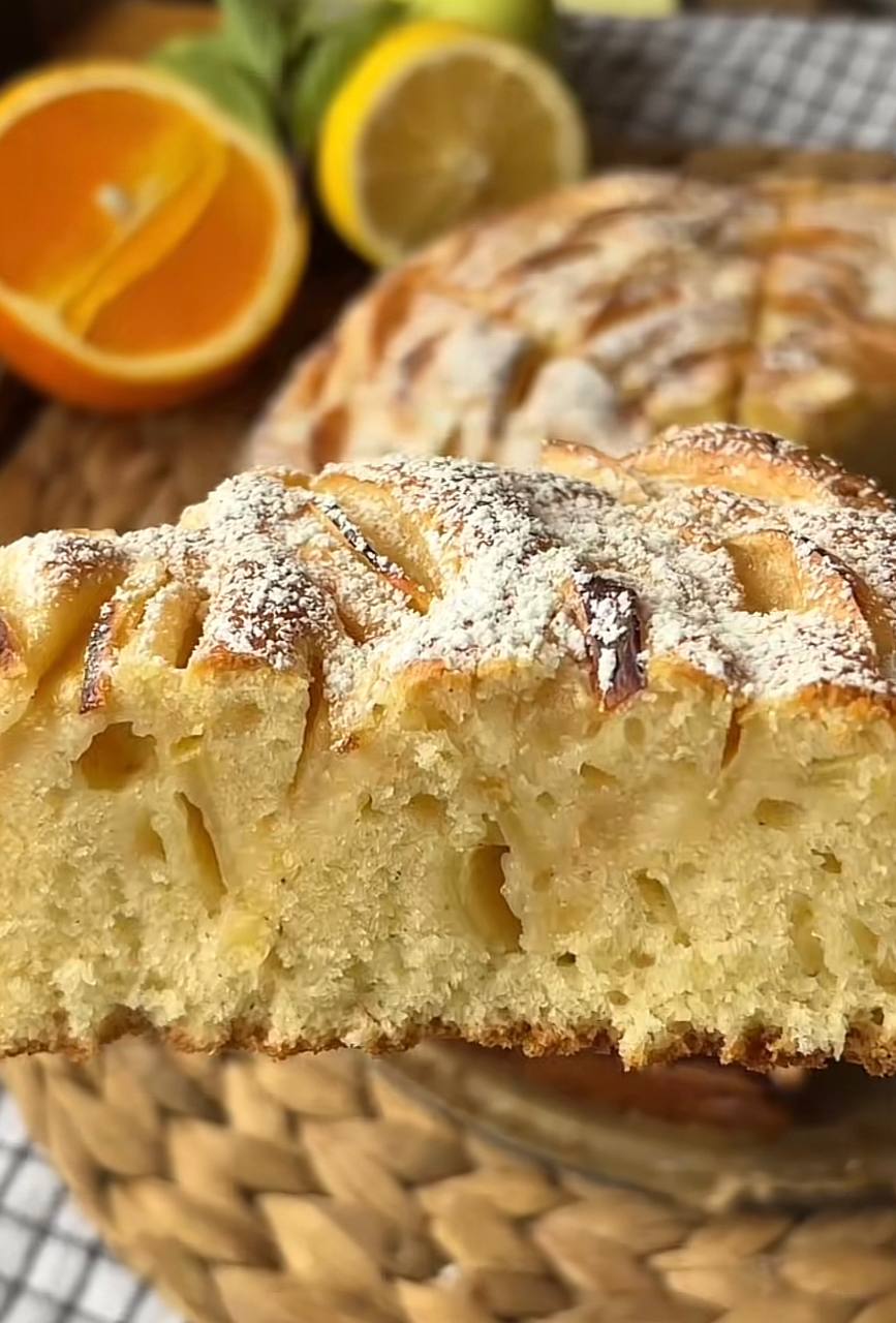 Готуємо смачну шарлотку на Яблучного Спаса: виходить неймовірно ніжною