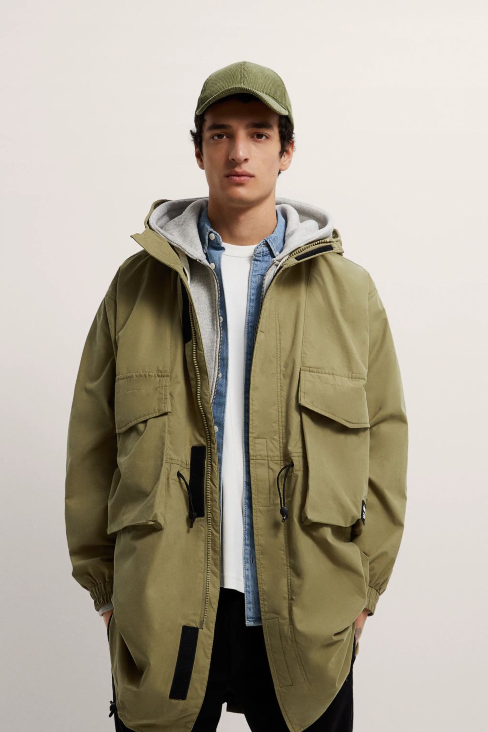 Плащ чи куртка: що краще вибрати чоловікам для дощової погоди восени 2025