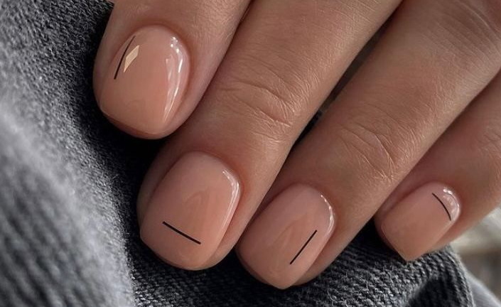 Какой маникюр сейчас в тренде: цвета, дизайны и секреты ухода
