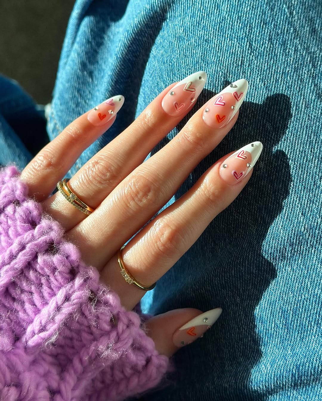 Маникюр на День влюбленных 2026, который покорит сердце: трендовые оттенки и дизайны