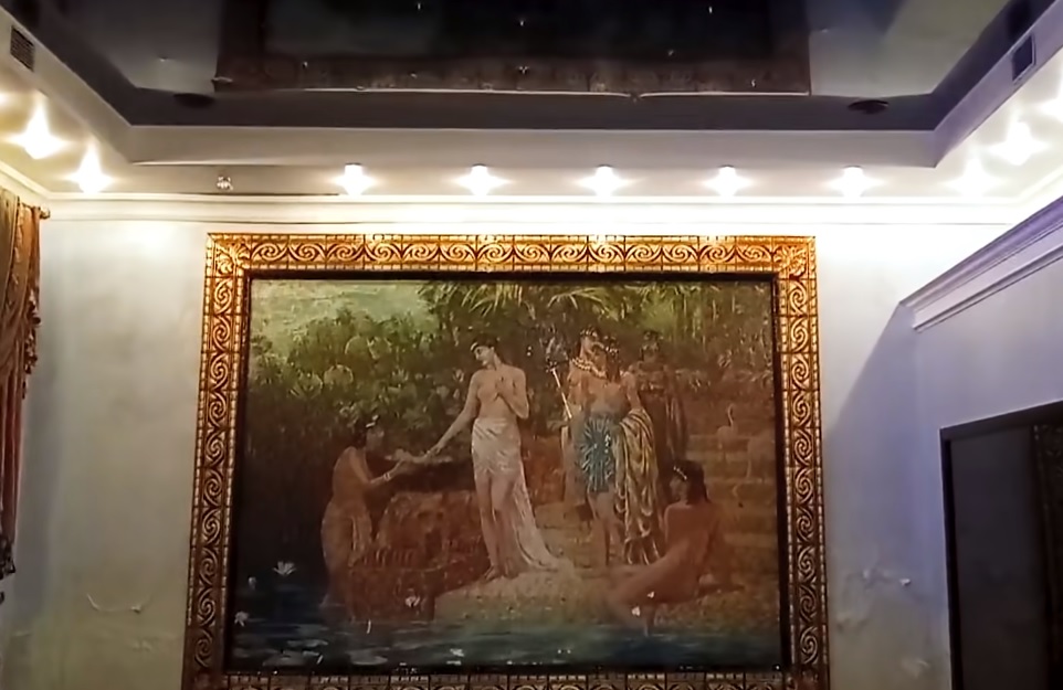 Безвкусица и претенциозность: в Киеве показали дома за миллионы долларов со спорным дизайном (фото)