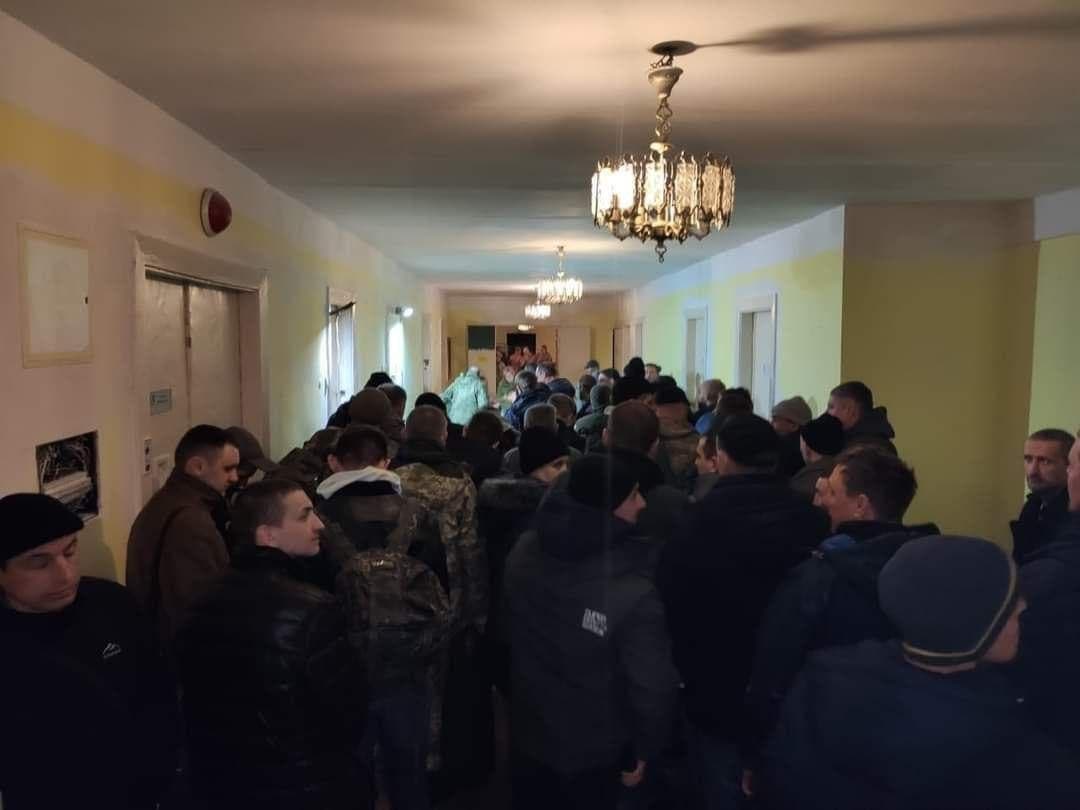 Українці рвуться в бойову бригаду: величезні черги потрапили на фото