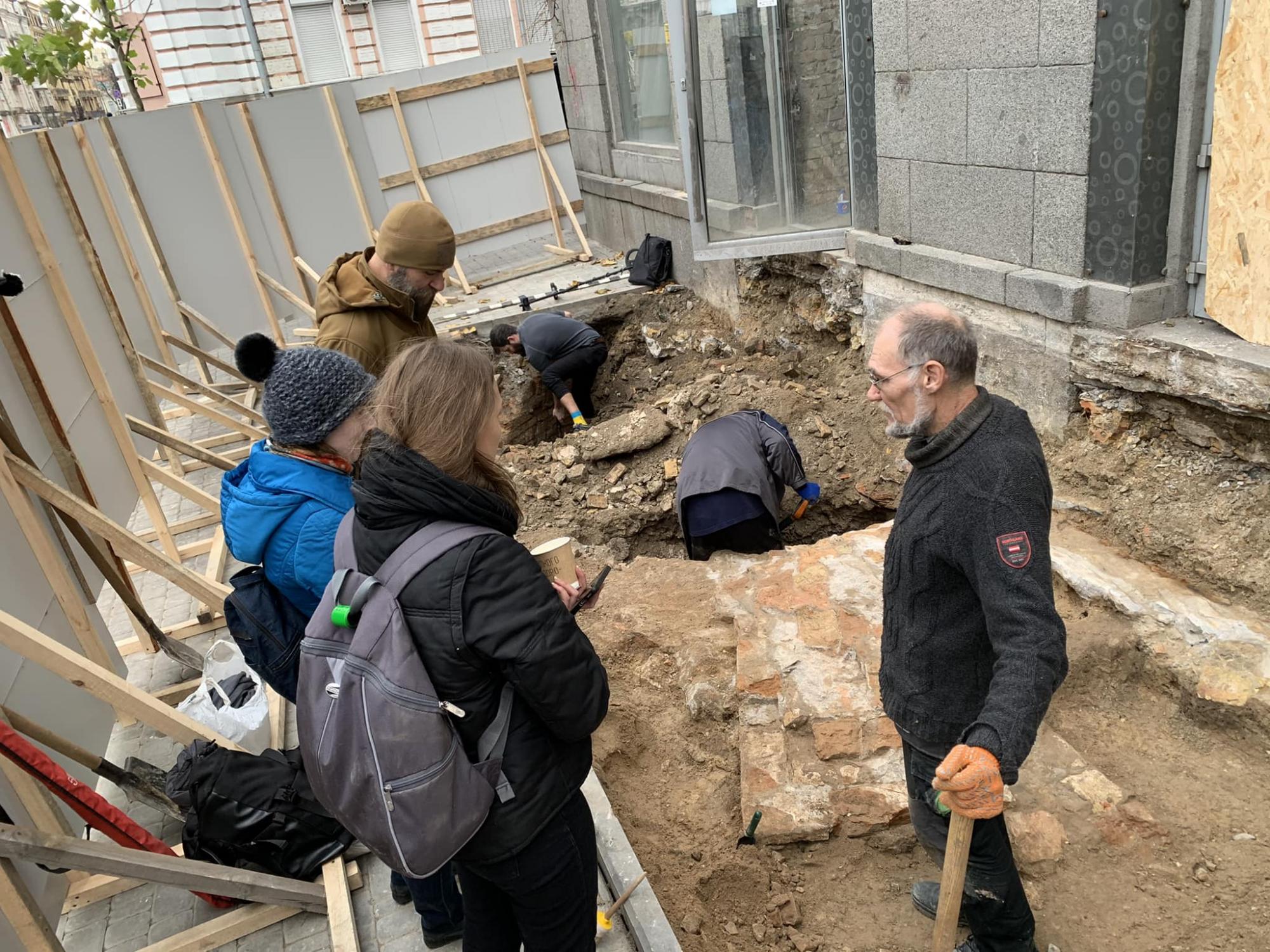 Нова київська таємниця: біля стін Софійського собору знайшли залишки загадкової будівлі (фото)