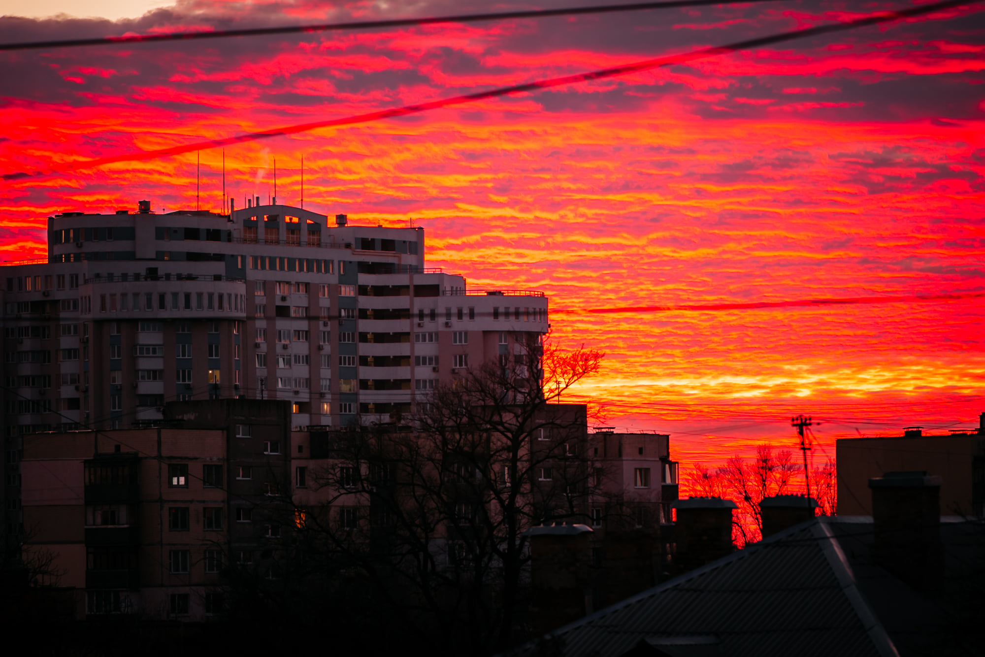 Над Киевом "пылало" небо: смотрите невероятные фото огненного заката