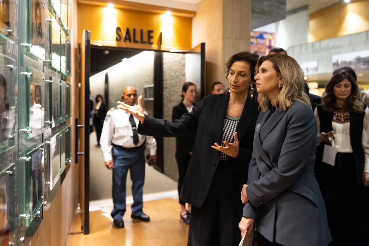 Зеленська вразила французів стильним жакетом з кульбабами під час виступу на конференції ЮНЕСКО