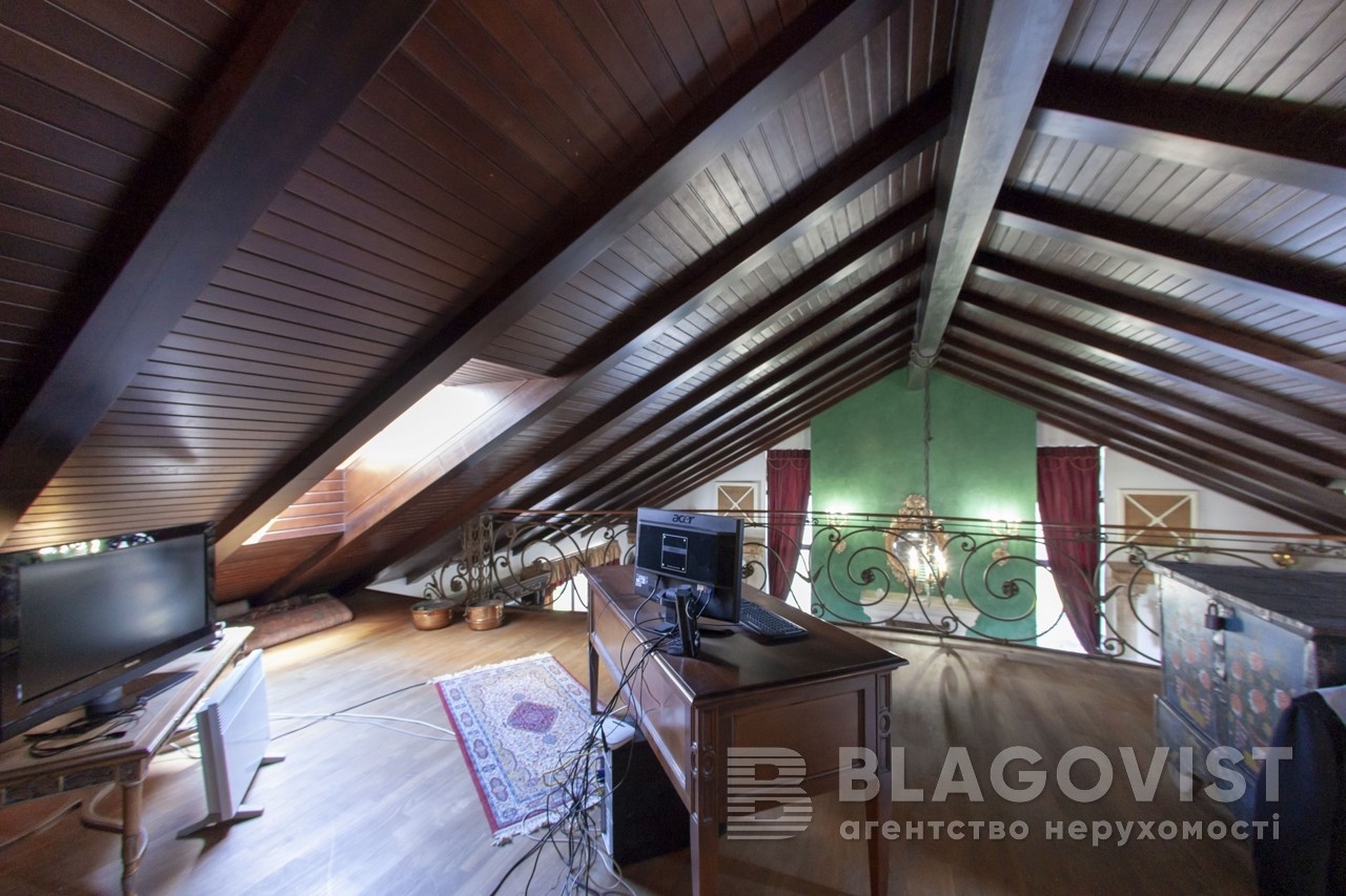 Власний ліфт і три рівні: як виглядає квартира за 28 мільйонів у центрі Києва (фото)