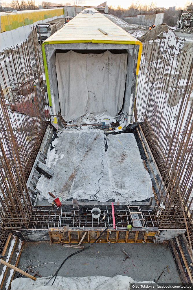 Киевлянам показали, как строится метро на Троещину (фото)
