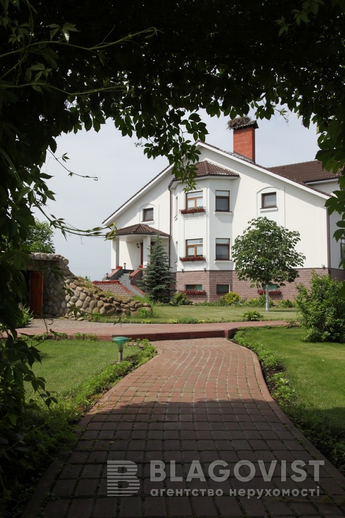 Под Киевом продают элитный особняк с местом для теннисного корта и вертолетной площадки (фото)