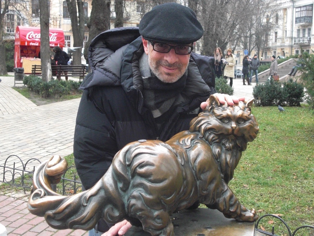 Знаменитый режиссер-мем Robert B. Weide поддержал украинцев снимком из Киева