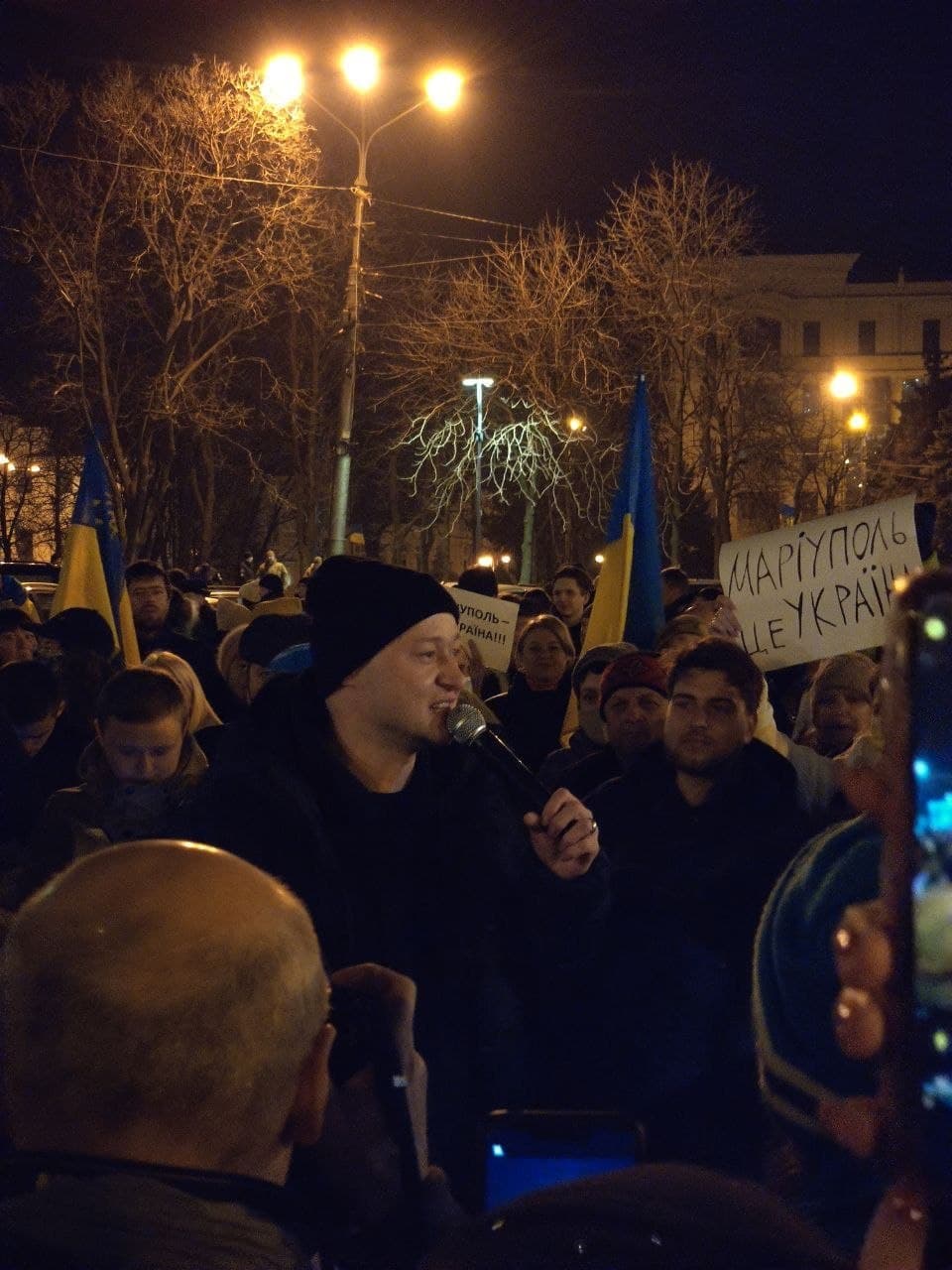 Мариуполь - это Украина! Местные вышли в центр города и поют гимн (видео)