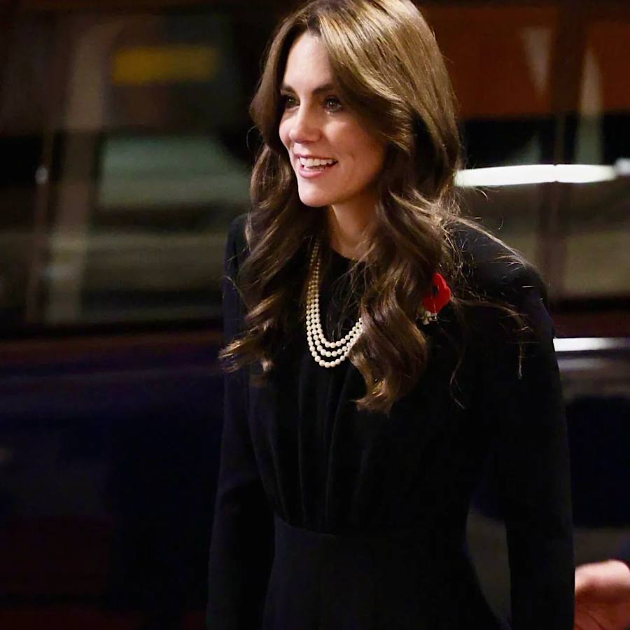 Кейт Миддлтон показала, как соединить изысканное черное платье с королевским жемчужным ожерельем (фото)