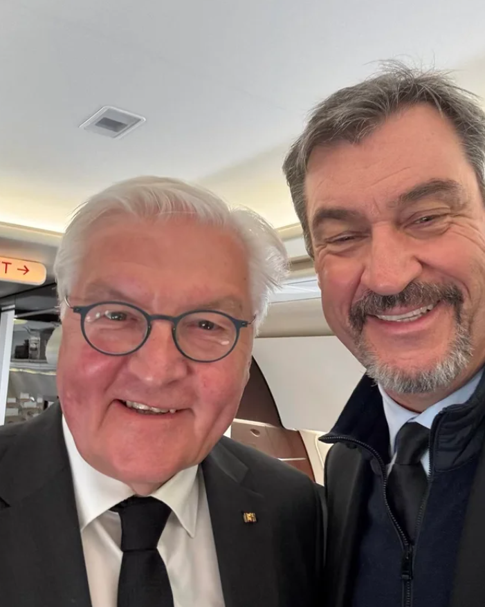 Европейские чиновники попали в скандал из-за селфи перед похоронами Папы Римского