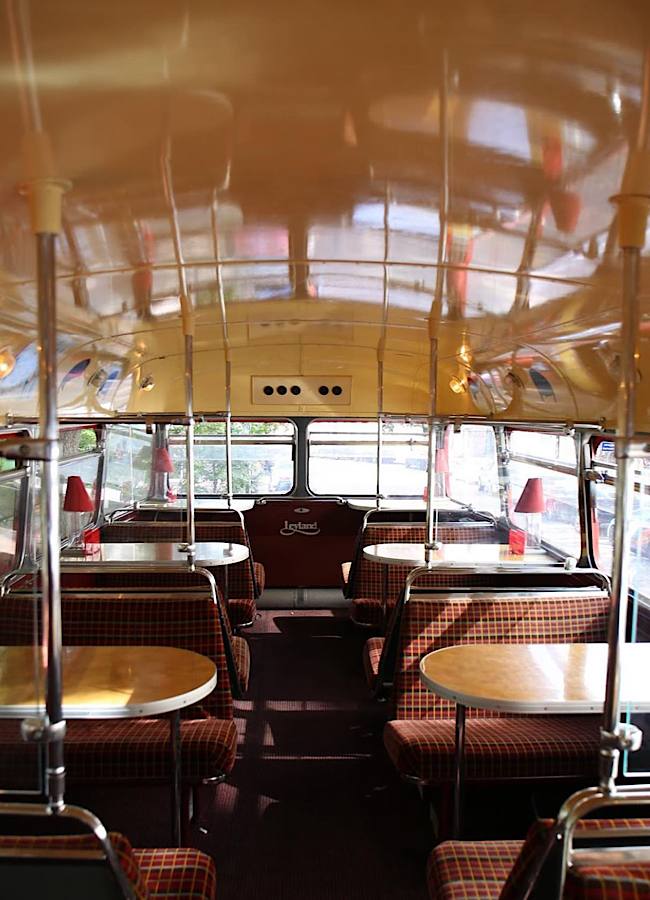 Чи знаєте ви історію червоного лондонського автобуса, який став київською кав’ярнею у самому центрі