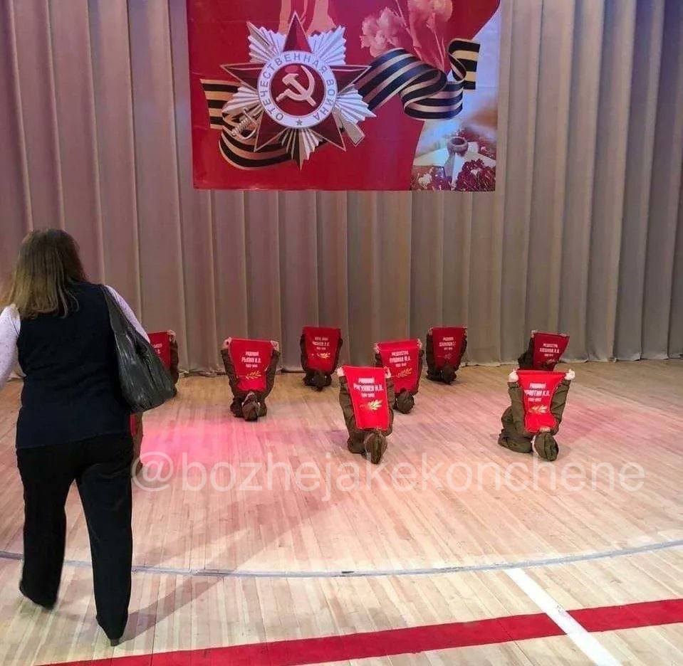 Российских детей разложили в форме солдатских могил к 9 мая: эпическое фото