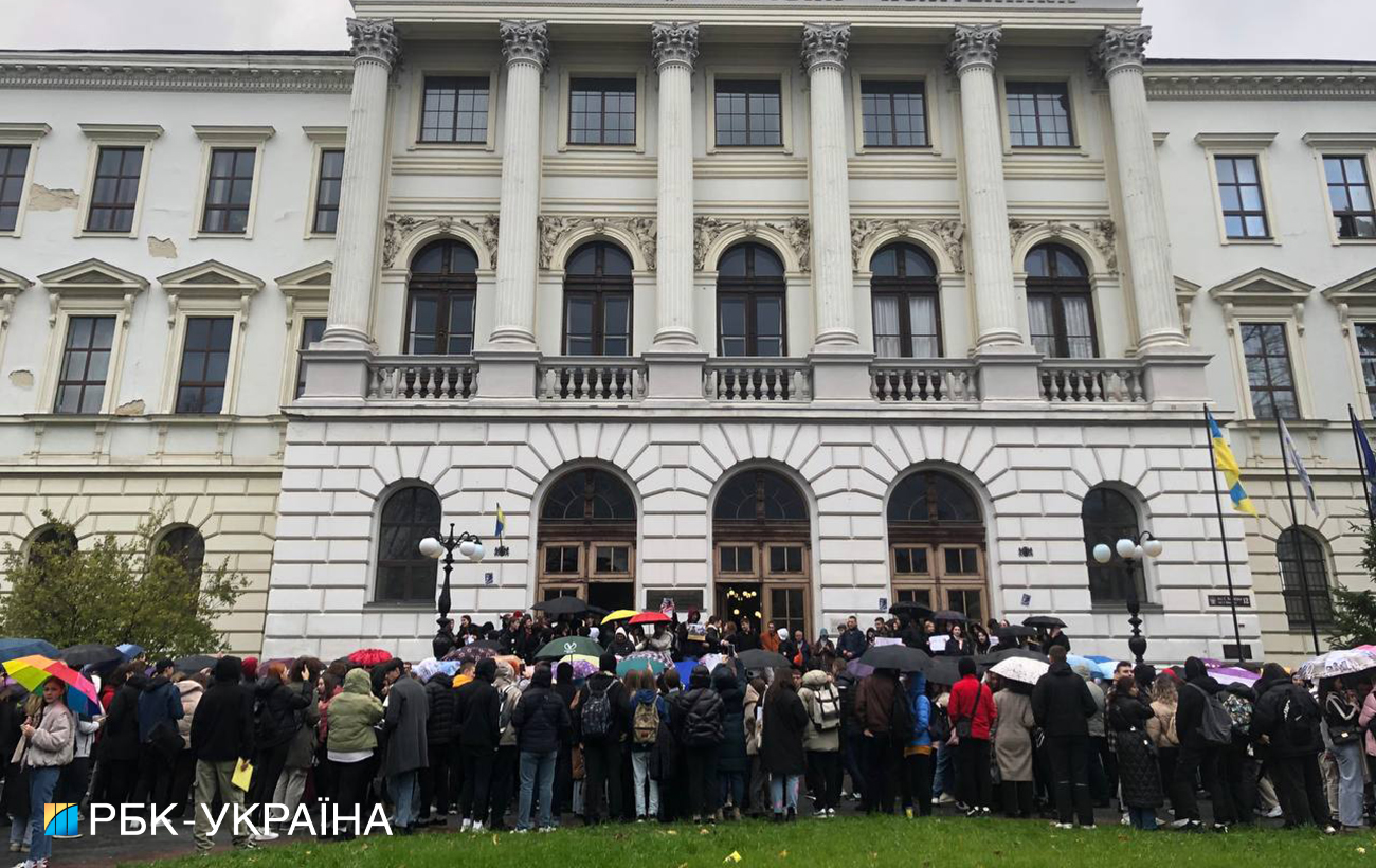 "Освіта без комуністів". У Львові великий мітинг проти Фаріон, тисячі студентів вийшли на вулицю