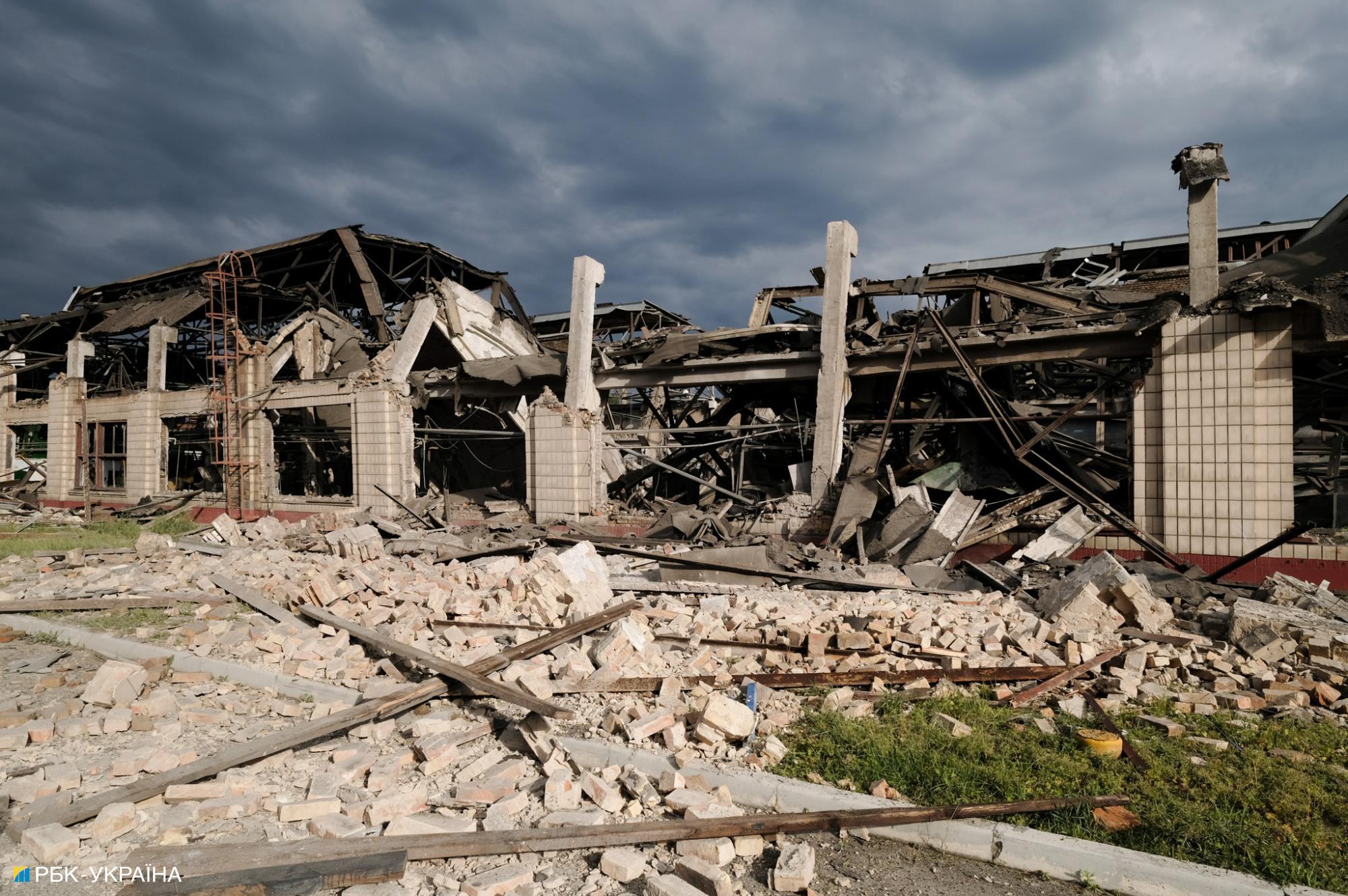 Ранковий удар по Києву. Фоторепортаж з обстріляного ДВРЗ