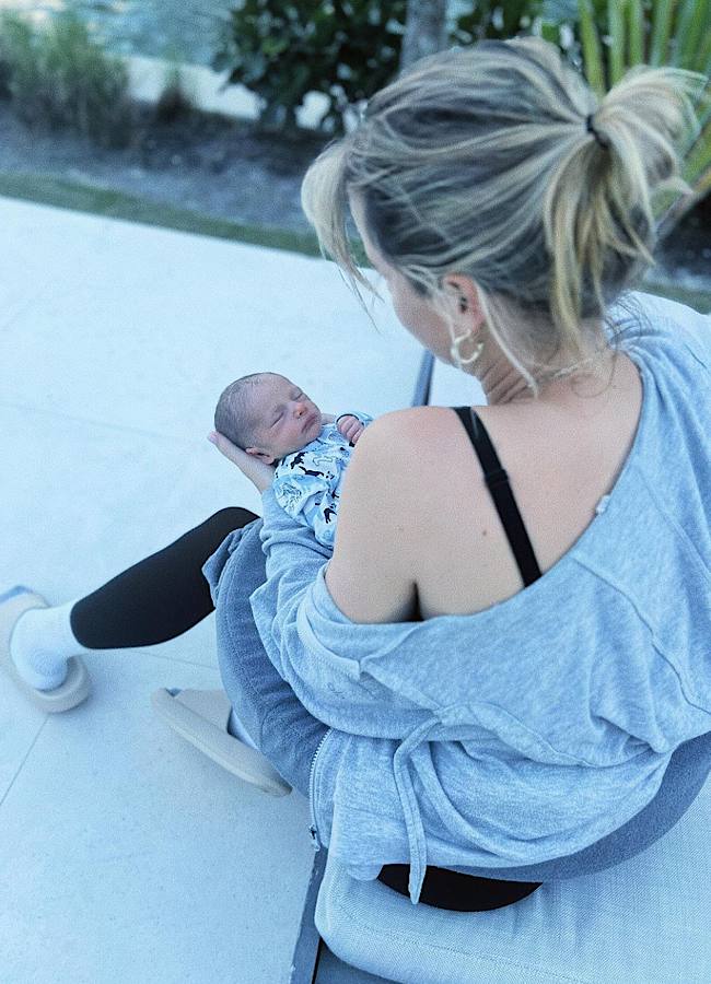 Зірка культового серіалу "Щоденники вампіра" показала, як виглядає її новонароджене маля