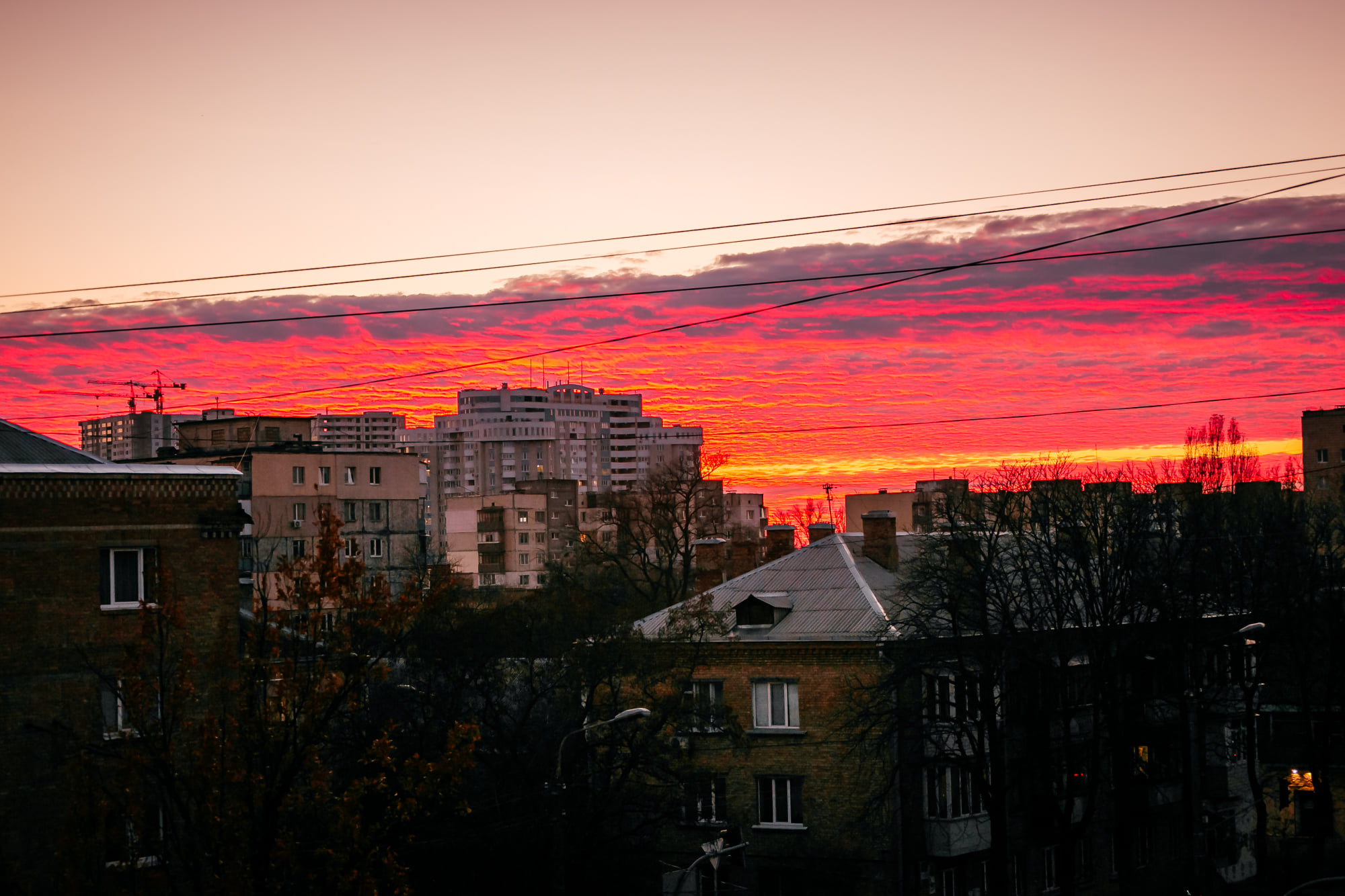 Над Киевом "пылало" небо: смотрите невероятные фото огненного заката