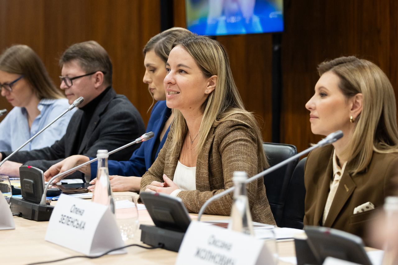 Зеленская в лаконичном костюме рассказала о важности роста детей в полноценной семье