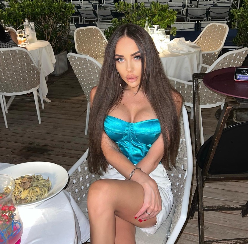 Скандал у Буковелі: ким виявився "мужик в халаті" і що його дружина-блогерка говорить про військового