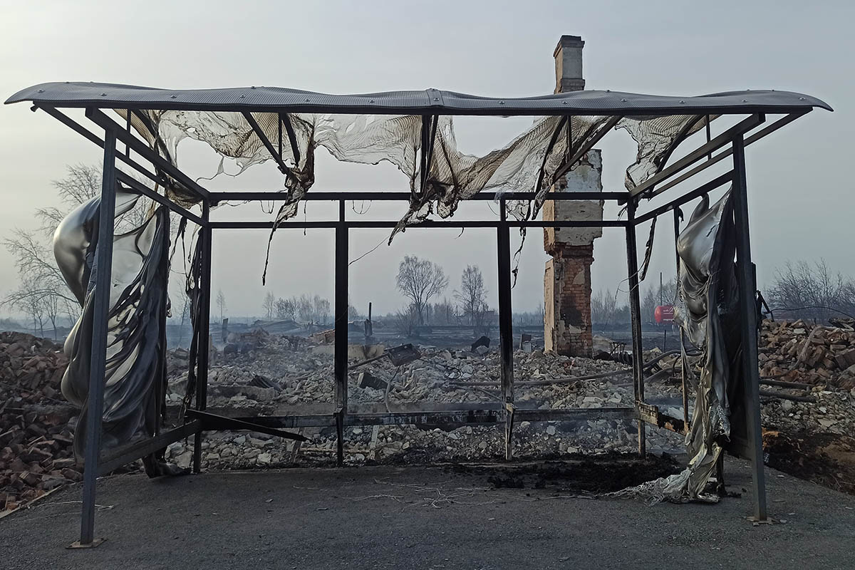 В России дотла сгорела еще одна деревня: первые видео и фото