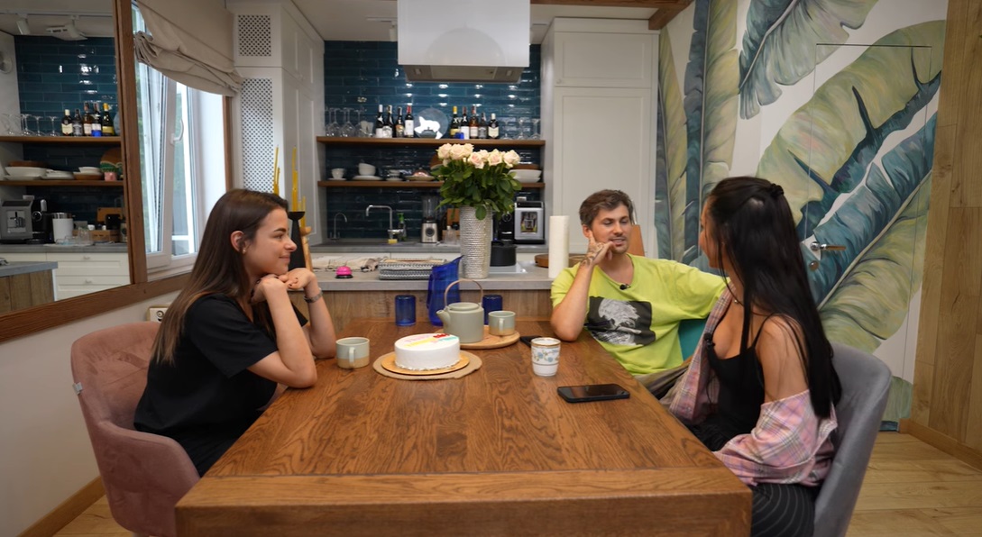 На стелі зірки, а на стінах - ліс. Як виглядає шикарний будинок Жені Кота та його дружини під Києвом (відео)