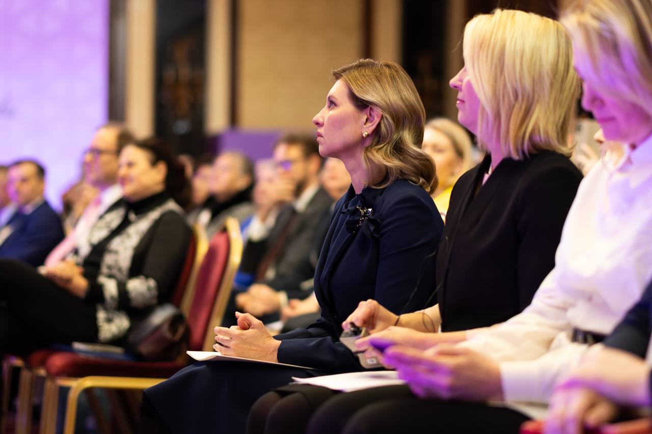 С аккуратными локонами и в элегантном костюме Елена Зеленская выступила на женском конгрессе