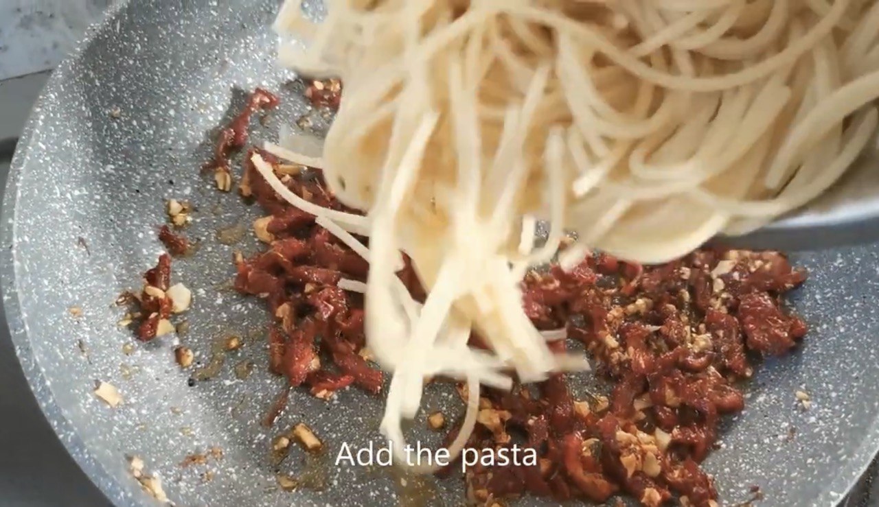 Вечеря всього за 15 хвилин: як приготувати смачну пасту для усієї родини