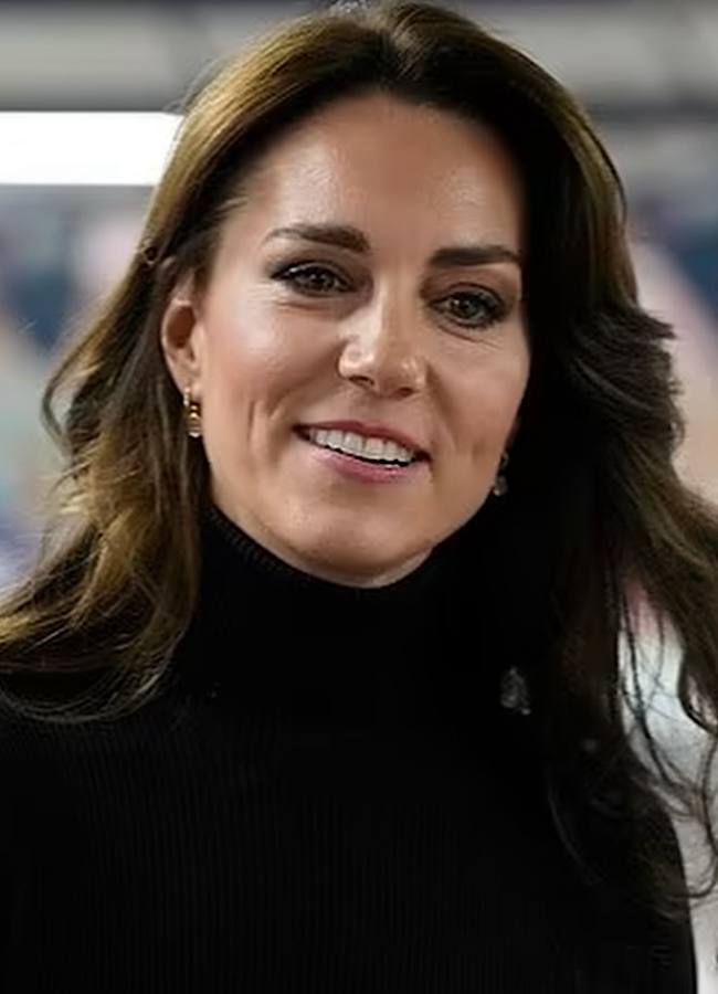 Кейт Міддлтон показала, як стильно поєднати трендову спідницю з чорною водолазкою