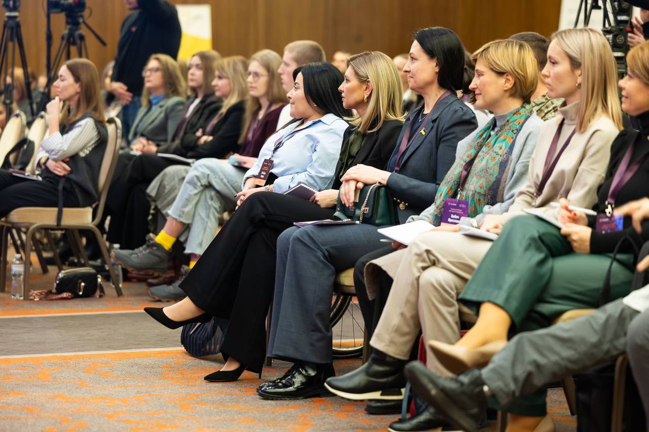 Олена Зеленська показала, як поєднати класичний костюм з елегантним бантом