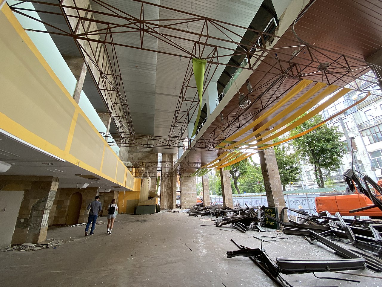 Один из самых известных исторических магазинов Киева превратили в гору мусора: видео