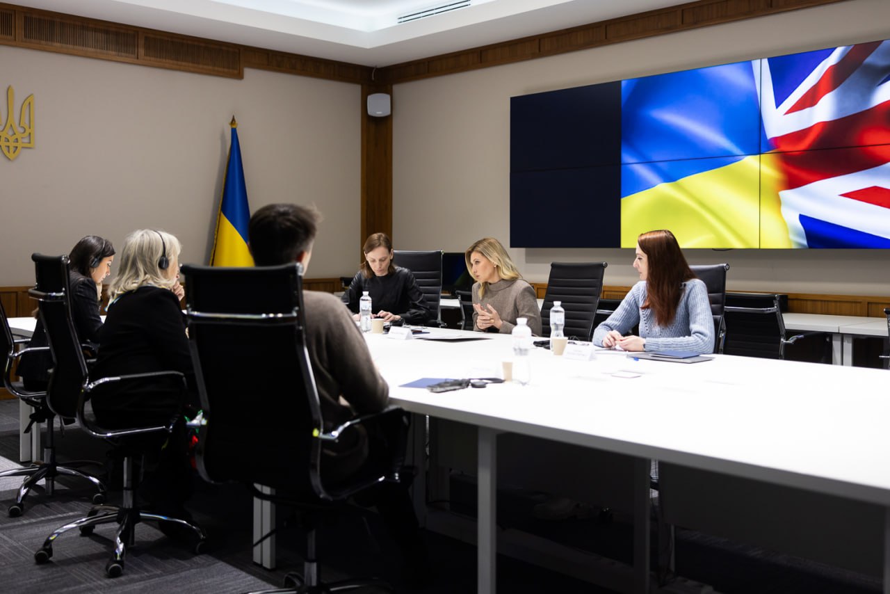 Олена Зеленська вразила новим костюмом з оригінальним комірцем (фото)