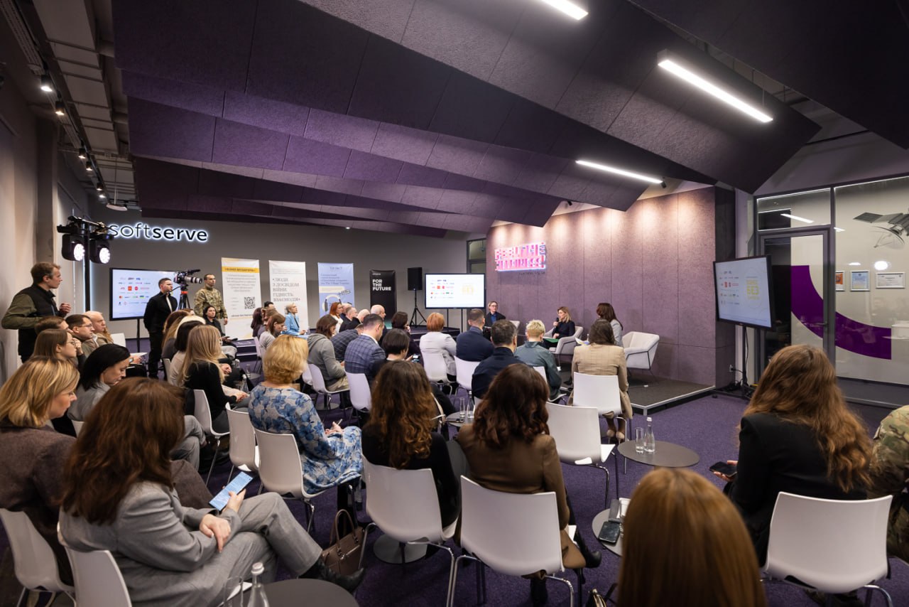 Вся в черном, но с улыбкой: Елена Зеленская взволновала новым образом (фото)