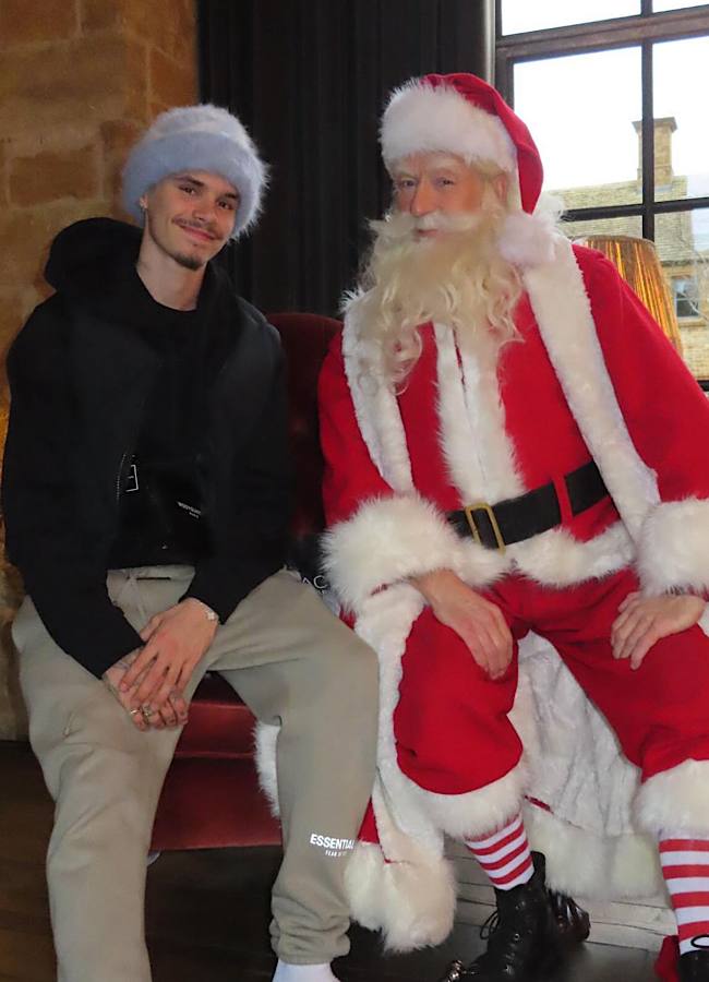 Виктория Бекхэм показала, как празднует Рождество в кругу семьи (фото)