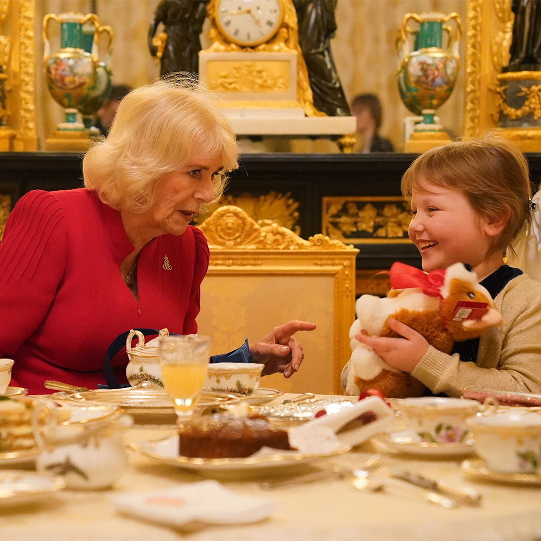 Королева Камілла влаштувала спеціальне чаювання для сліпої дівчинки та її іграшки (фото)