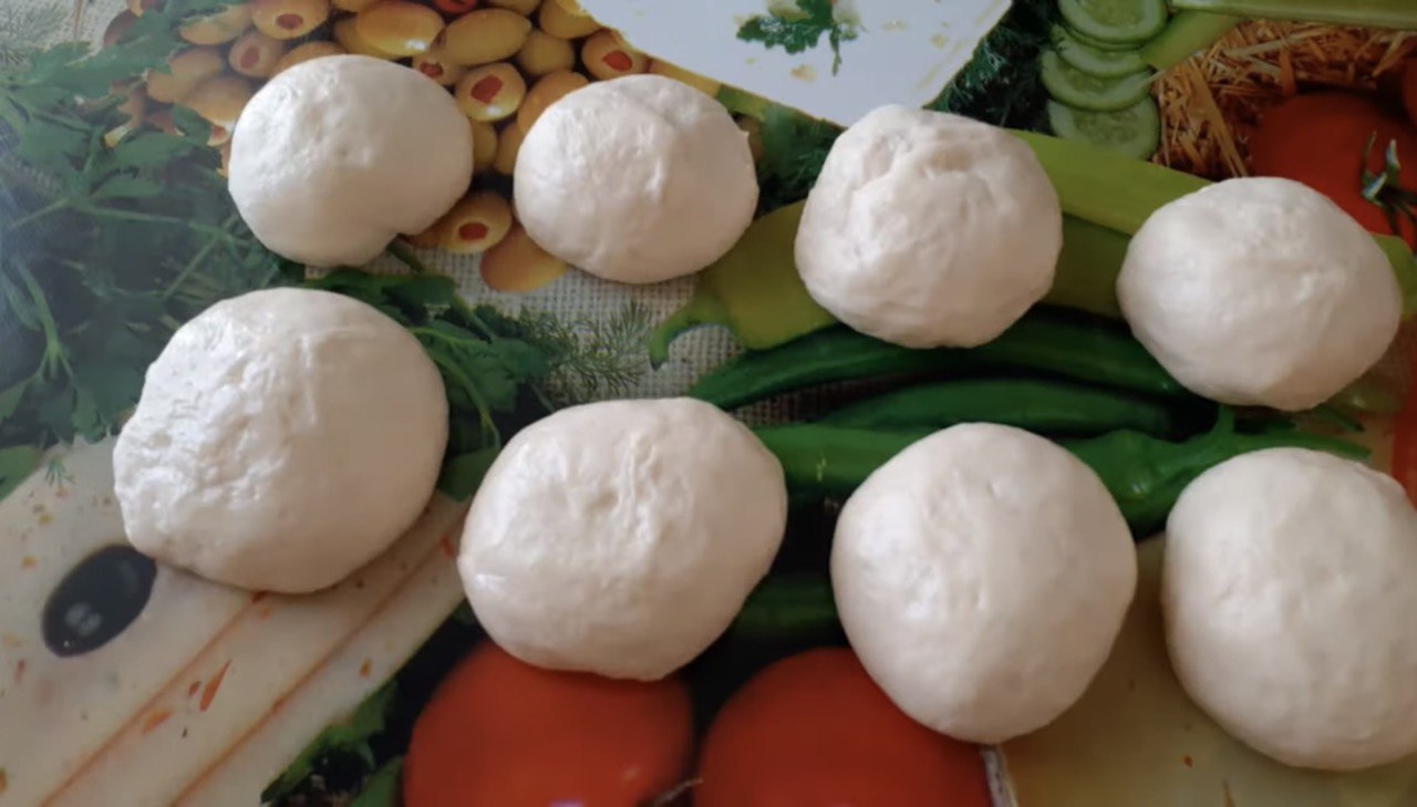 Як хачапурі, тільки ще смачніші: рецепт відкритих булочок з сиром