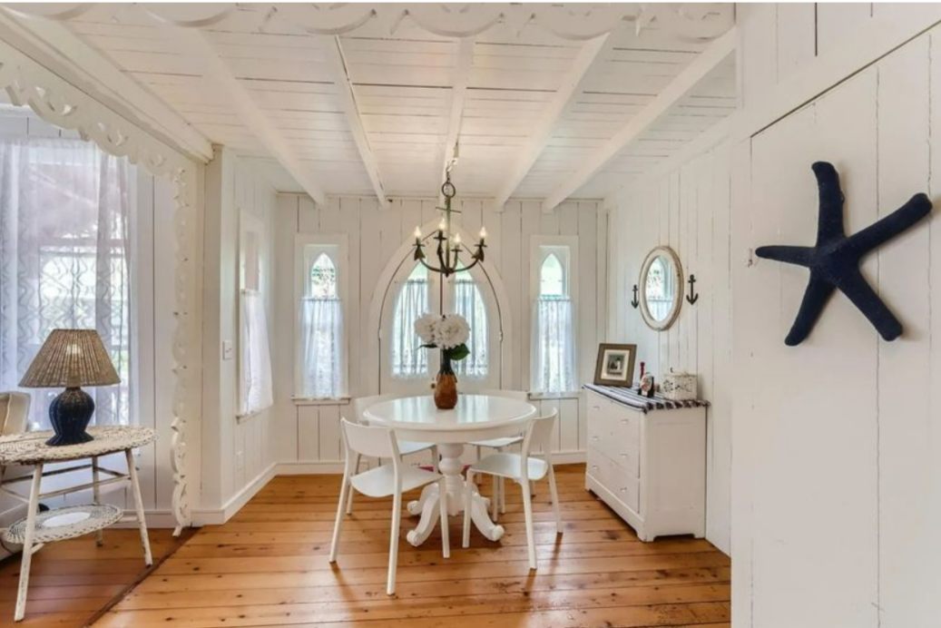 Рожевий рай. У США продають справжній ляльковий будинок для людей (фото)