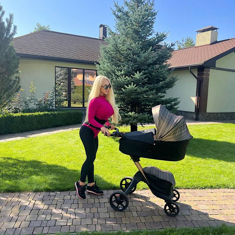 Купує речі на знижках: Ніколас Карма розсекретив вартість луку співачки СолоХа (відео)