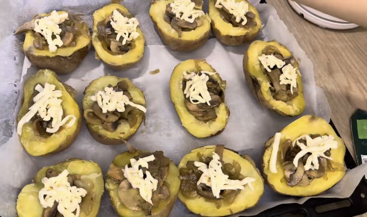 Як приготувати смачні картопляні "човники" з грибами: простий покроковий рецепт