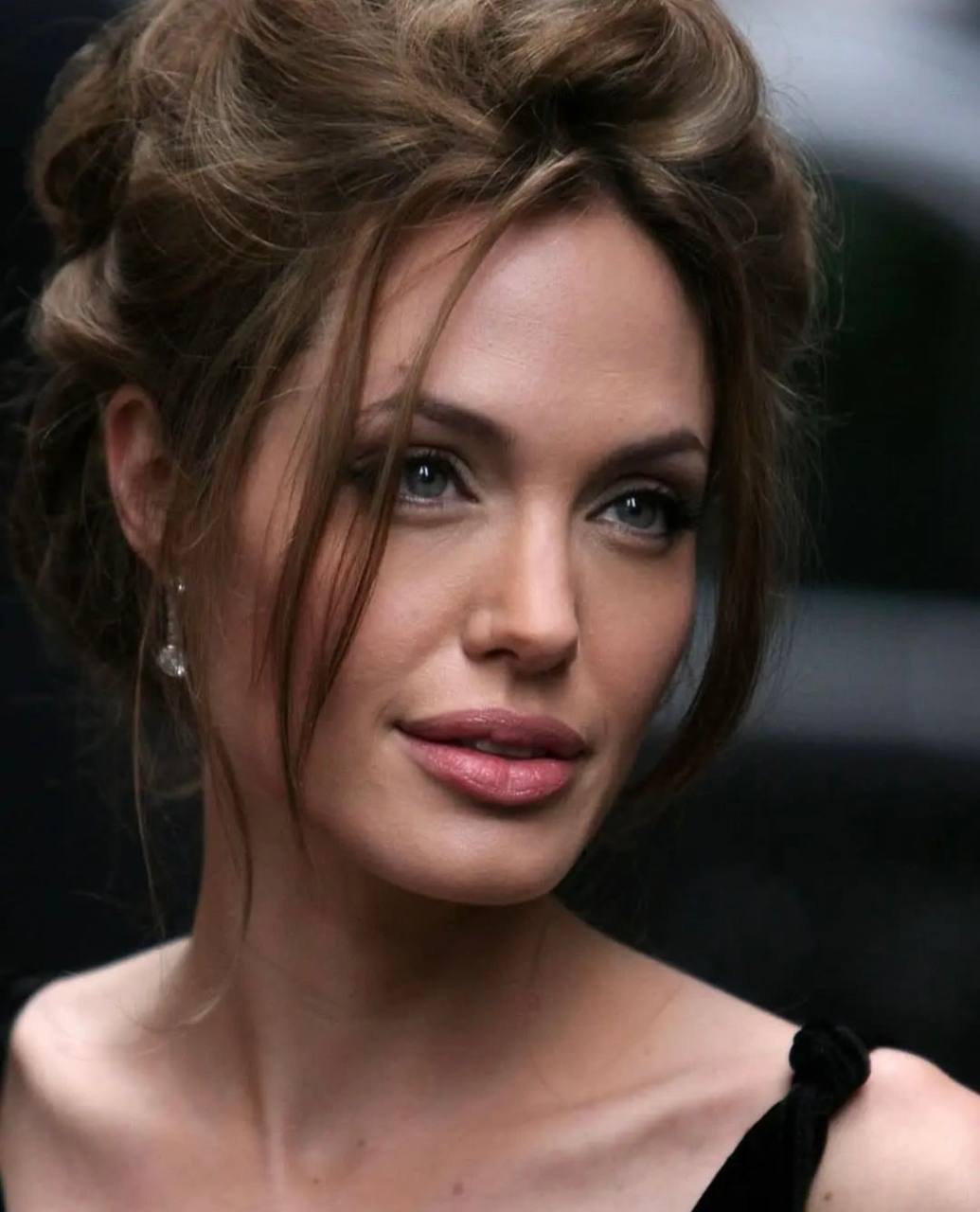 Візажистка розповіла секрети фірмового макіяжу Анджеліни Джолі (відео)