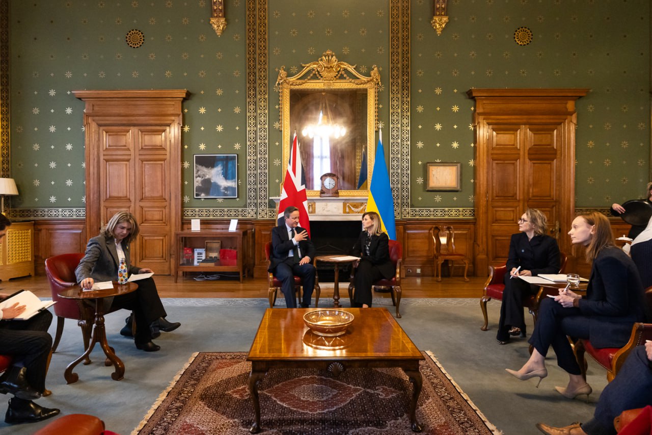 Олена Зеленська показала, як поєднати трендову сорочку у клітинку з класичним костюмом (фото)