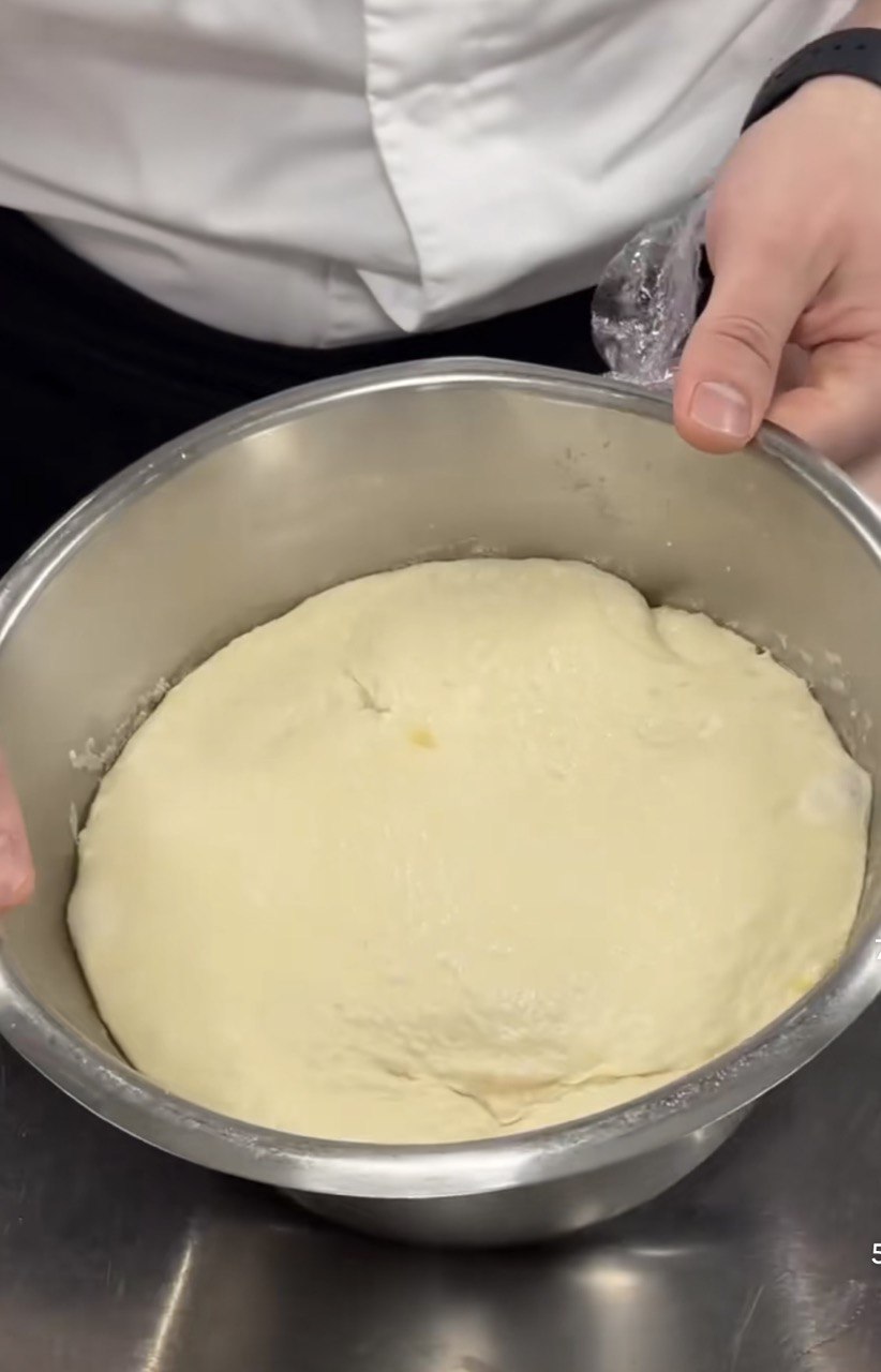 Як в ресторані та з "правильними" бортиками: рецепт домашньої піци від українського шеф-кухаря