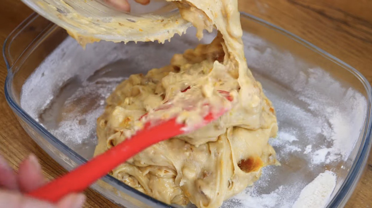 Без яиц и на минеральной воде: рецепт необычного заливного пирога с вареньем