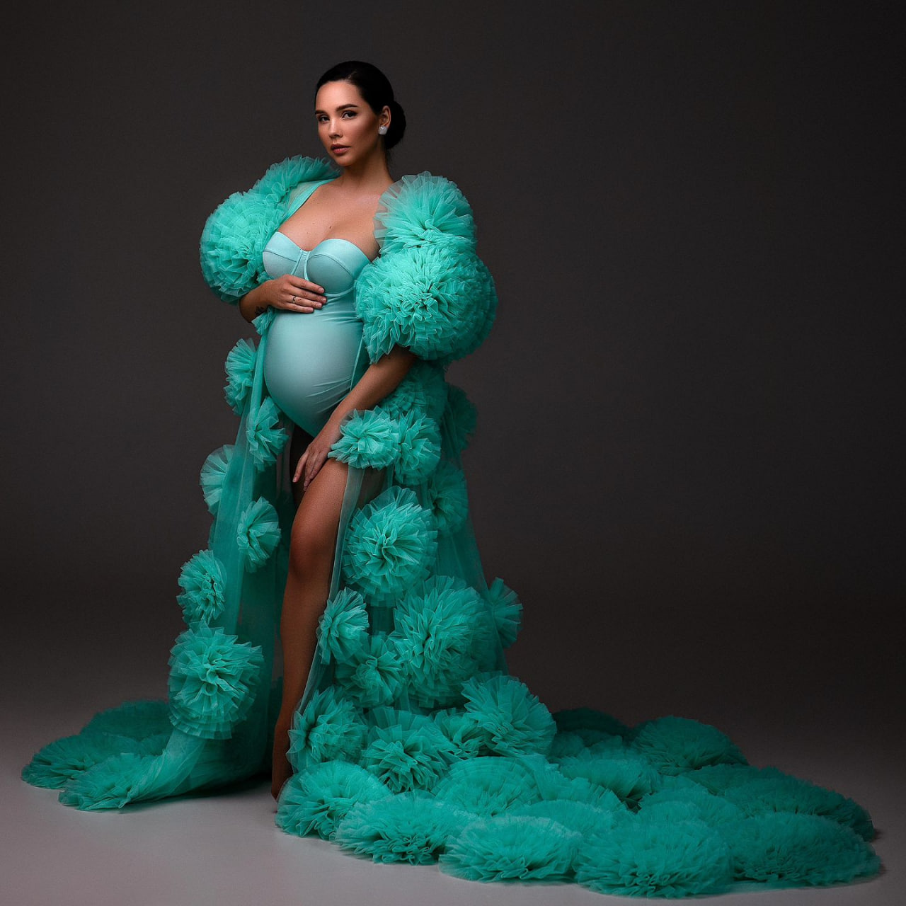 Дружина Євгена Кота засвітила вагітний животик на останніх сроках у яскравій фотосесії