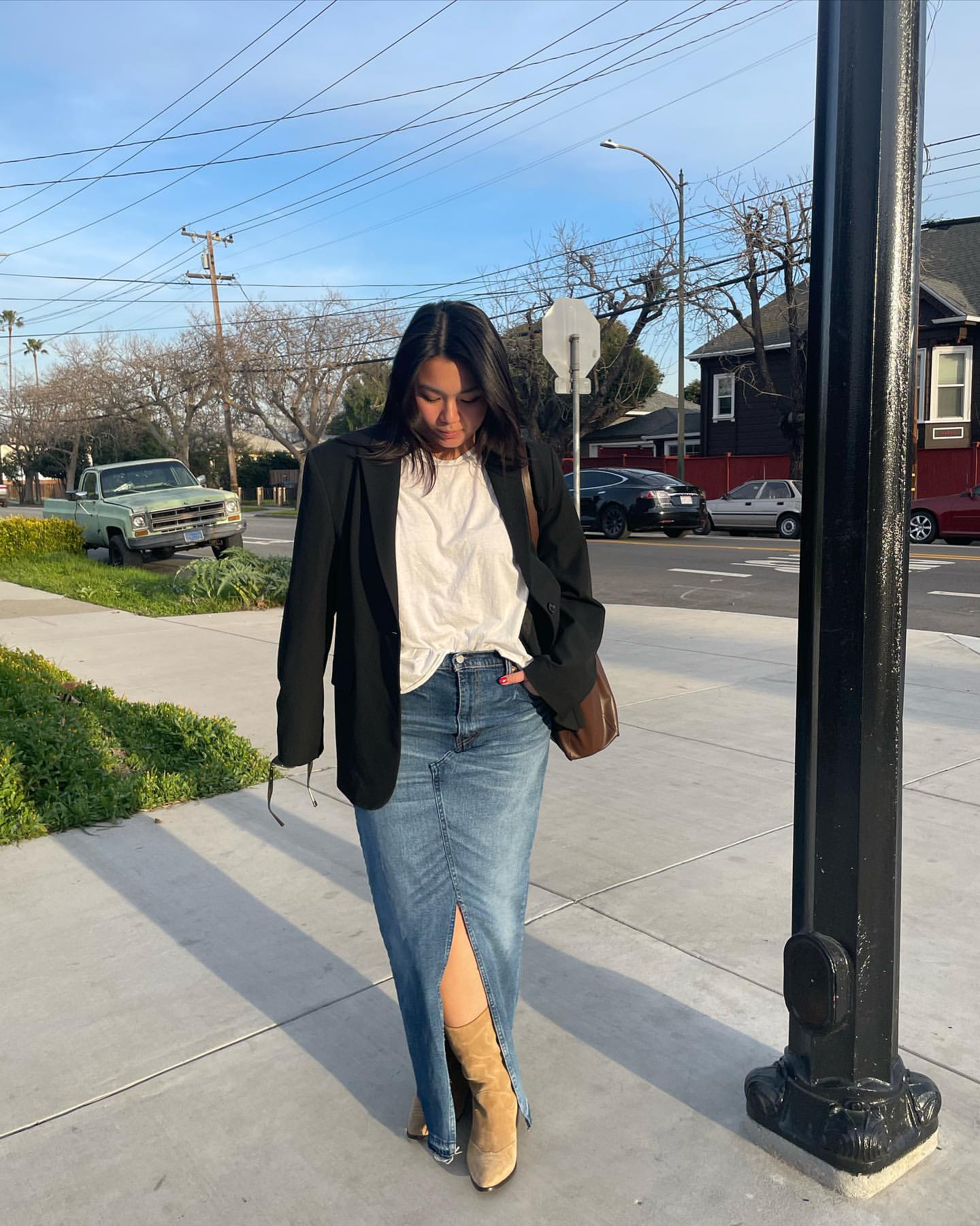 Длинная джинсовая юбка - тренд сезона: с чем ее сочетать осенью